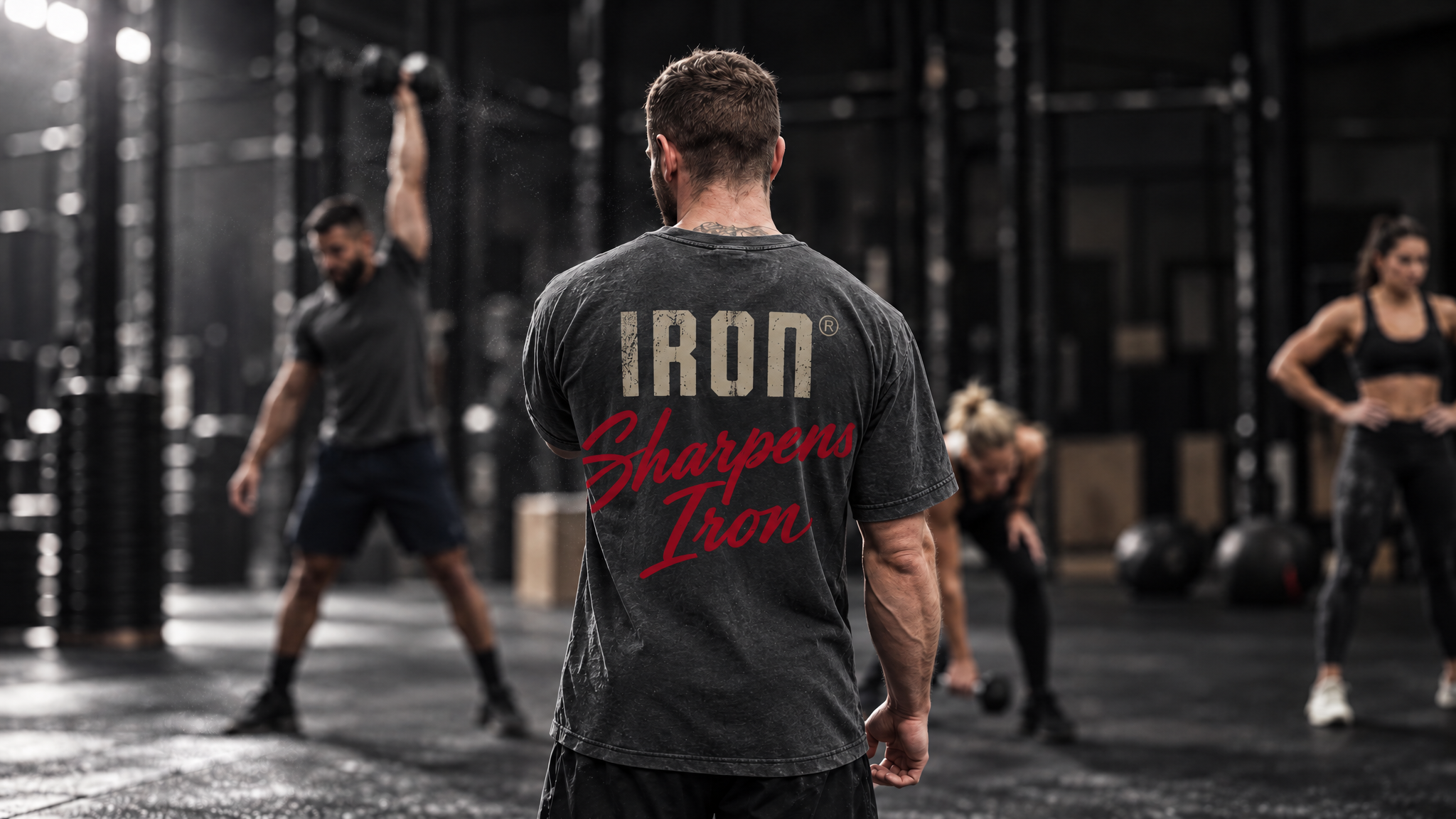 Entrenador de espaldas con camiseta Iron supervisando un entrenamiento en grupo
